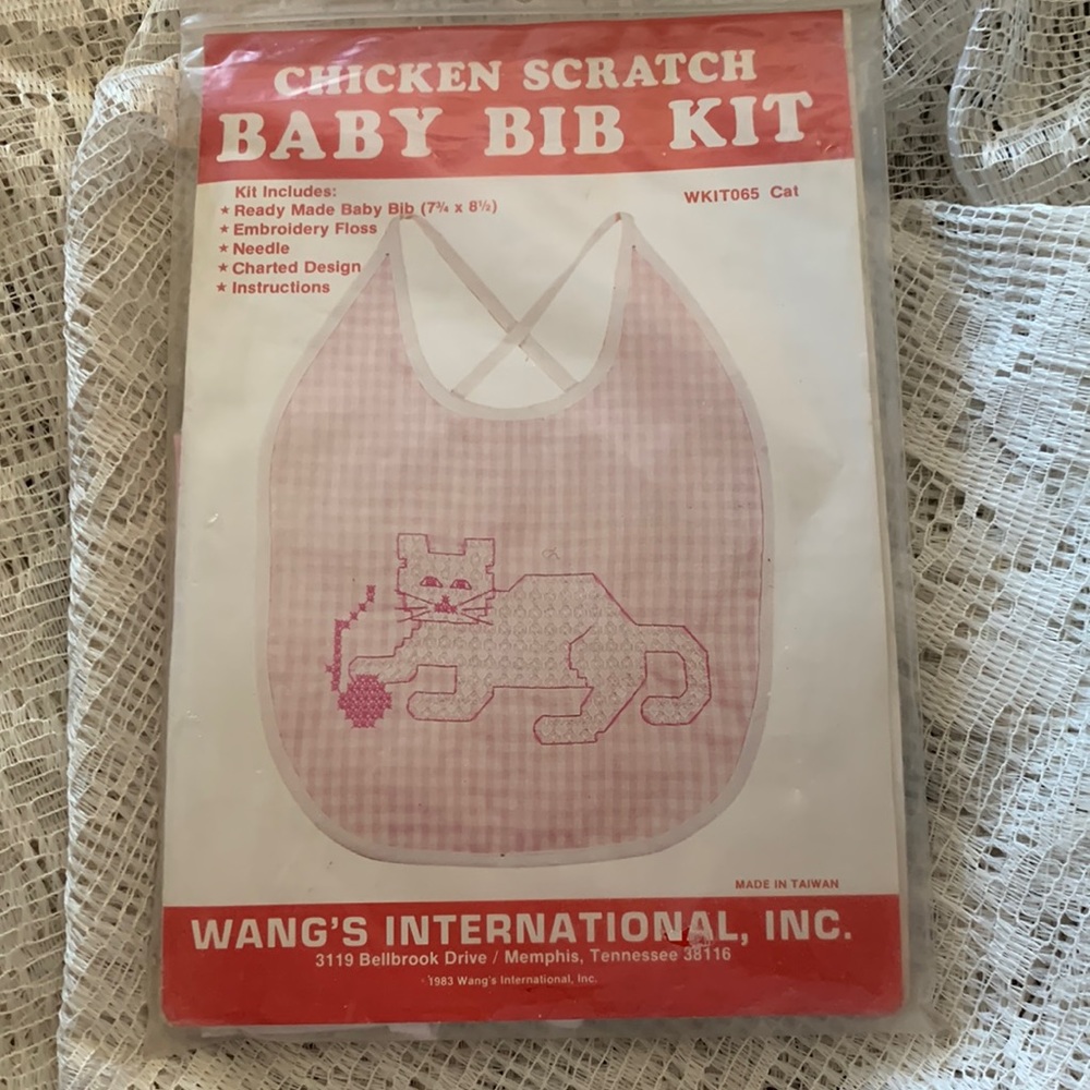 VINTAGE CHICKEN SCRATCH BABT BIB KIT 1983 NEEDLE WORK PINK/WHITE KITTEN NWOTS